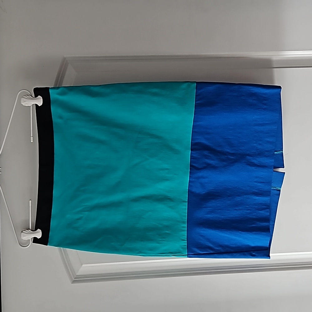 Stretchy, bright, pencil skirt. Great smooth, curve huggin fabric.